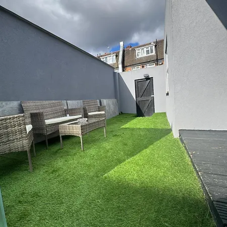 Newly Built Modern House With Free Parking 公寓
