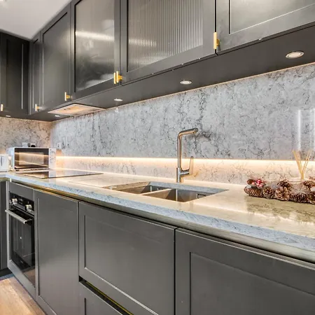 Hyde Park Luxury 2br 2ba Balcony Apartment *