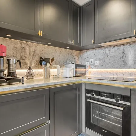 Hyde Park Luxury 2br 2ba Balcony Apartment *