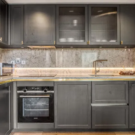 Hyde Park Luxury 2br 2ba Balcony Apartment London
