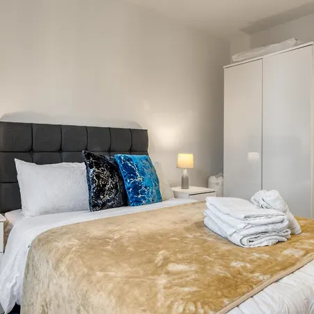 Hyde Park Luxury 2br 2ba Balcony