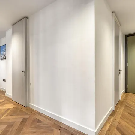 Hyde Park Luxury 2br 2ba Balcony *