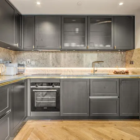 Hyde Park Luxury 2br 2ba Balcony Apartment *