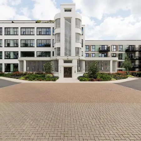 Stylish 2 Bedroom Apartment, 10 Mins To Heathrow & Hayes Station *