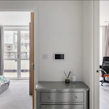 Stylish 2 Bedroom Apartment, 10 Mins To Heathrow & Hayes Station Apartment