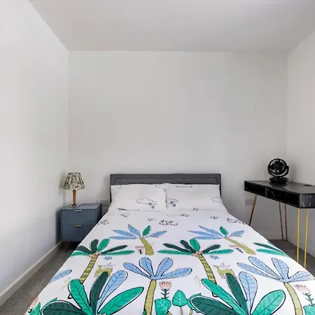 Stylish 2 Bedroom Apartment, 10 Mins To Heathrow & Hayes Station Hayes (Greater London)