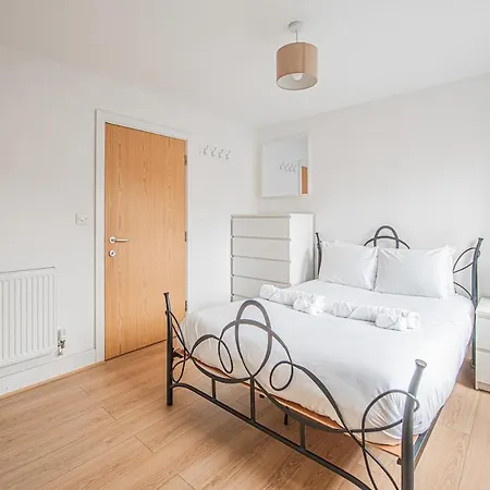 Stylish Spacious 3 Bed 5min Walk From Station London