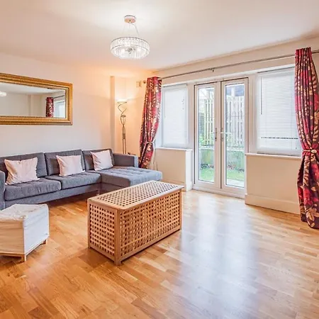 Stylish Spacious 3 Bed 5min Walk From Station *
