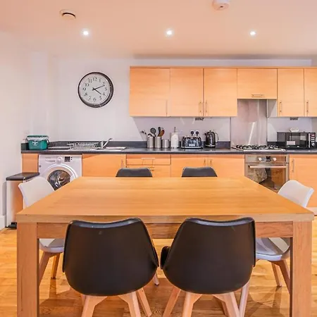 Stylish Spacious 3 Bed 5min Walk From Station * London