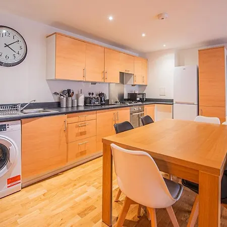 Stylish Spacious 3 Bed 5min Walk From Station Apartment