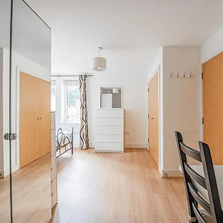 Stylish Spacious 3 Bed 5min Walk From Station *