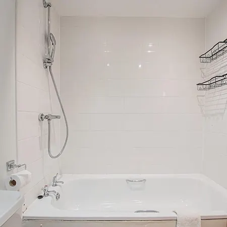 Stylish Spacious 3 Bed 5min Walk From Station Apartment