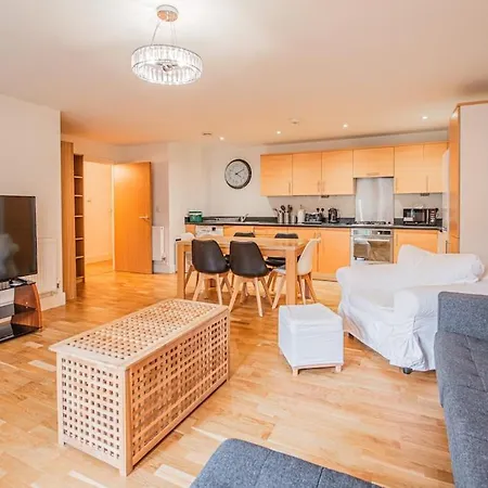 Apartment Stylish Spacious 3 Bed 5min Walk From Station *