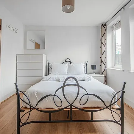 Stylish Spacious 3 Bed 5min Walk From Station Apartment London