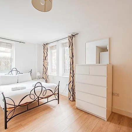 Stylish Spacious 3 Bed 5min Walk From Station * London