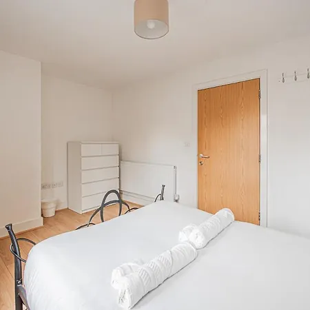 Stylish Spacious 3 Bed 5min Walk From Station *