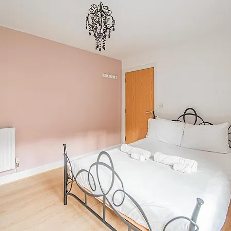 Stylish Spacious 3 Bed 5min Walk From Station * London