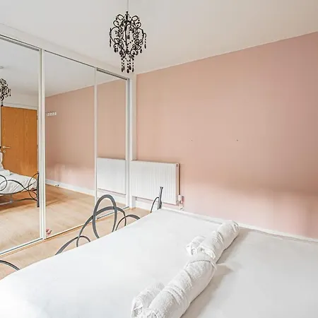Stylish Spacious 3 Bed 5min Walk From Station Apartment *