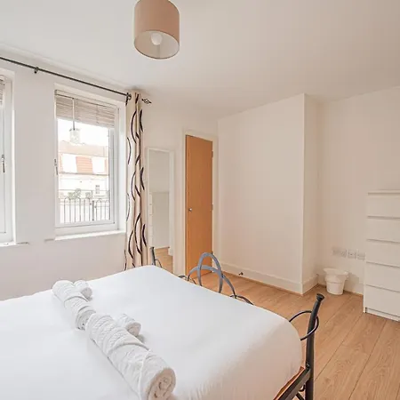 Stylish Spacious 3 Bed 5min Walk From Station *