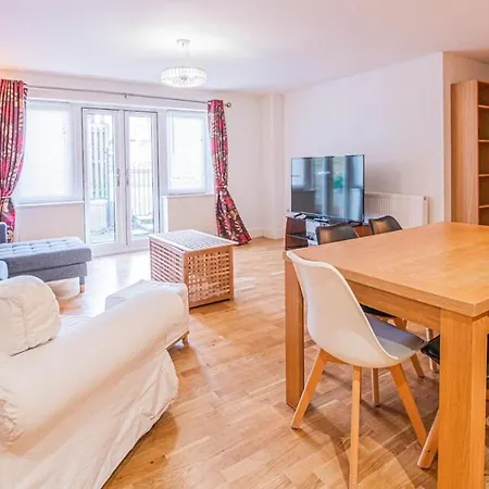 Stylish Spacious 3 Bed 5min Walk From Station Apartment London