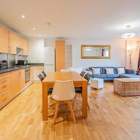 Stylish Spacious 3 Bed 5min Walk From Station * London