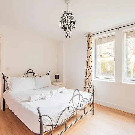 Stylish Spacious 3 Bed 5min Walk From Station London