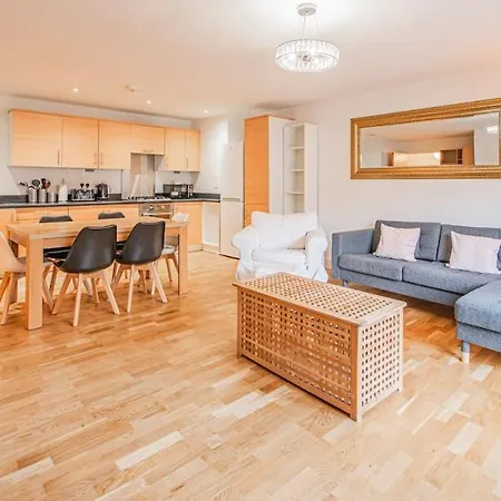 Stylish Spacious 3 Bed 5min Walk From Station *
