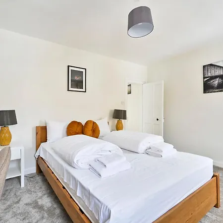 Comfortable Near Sloane Square Apartment