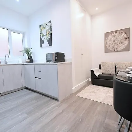 West Hendon With Parking Apartment *