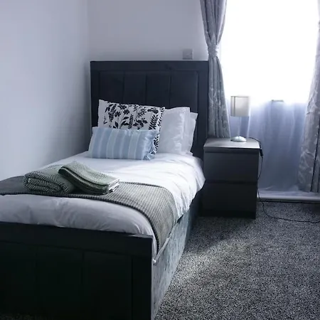 Stylish 4 Bd Ft Ldn Parking Apartment *