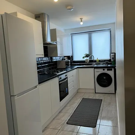 Stylish 4 Bd Ft Ldn Parking Apartment