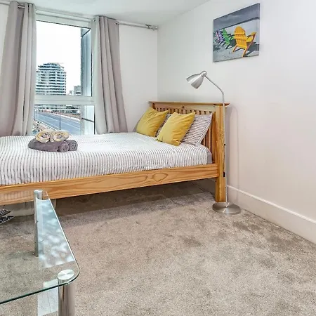 Amazing 2 Bedrooms With River Views For 6 People Apartment London