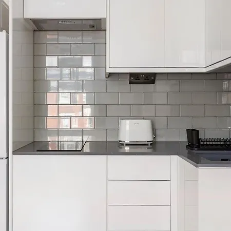 Scott Ellis 1 Apartment *