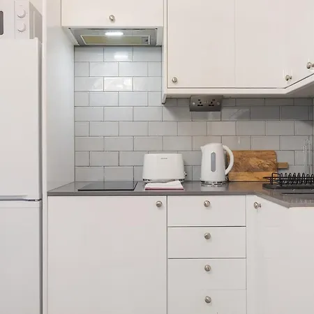 Apartment Scott Ellis 1 *
