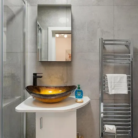 Scott Ellis 1 Apartment *