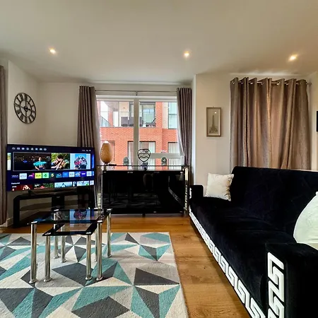 Gorgeous 2 Bedrooms 2 Bathroom, Balcony, Parking Apartment Edgware