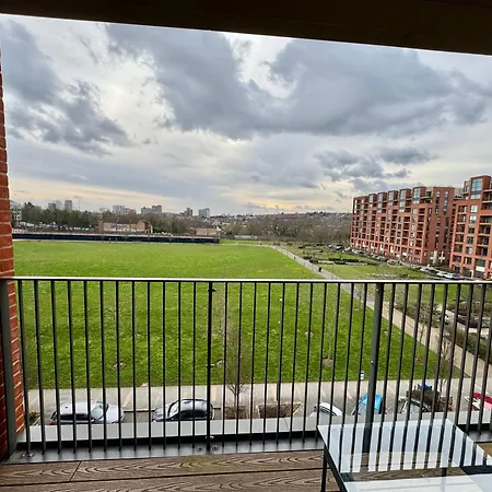 Gorgeous 2 Bedrooms 2 Bathroom, Balcony, Parking * Edgware