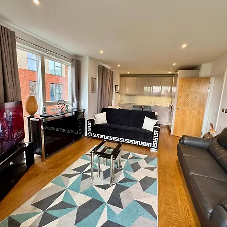 Gorgeous 2 Bedrooms 2 Bathroom, Balcony, Parking Edgware