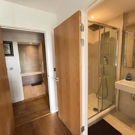 Gorgeous 2 Bedrooms 2 Bathroom, Balcony, Parking Edgware