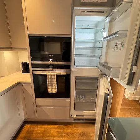 Gorgeous 2 Bedrooms 2 Bathroom, Balcony, Parking Apartment Edgware