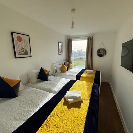 Gorgeous 2 Bedrooms 2 Bathroom, Balcony, Parking * Edgware