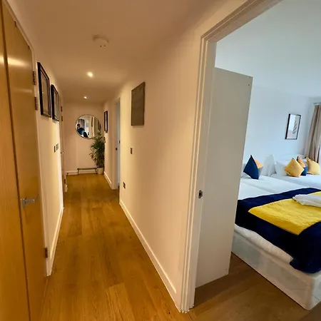 Gorgeous 2 Bedrooms 2 Bathroom, Balcony, Parking *