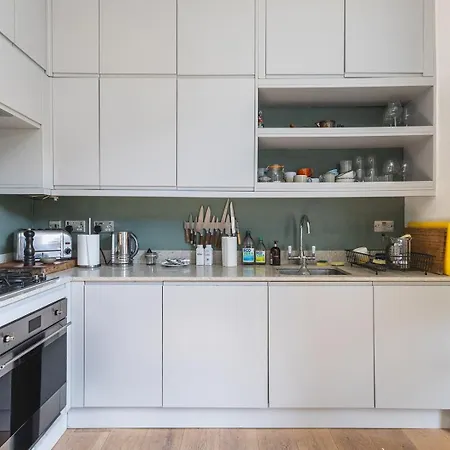 Leafy & Stylish Brixton Retreat Apartment London