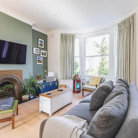 Leafy & Stylish Brixton Retreat *