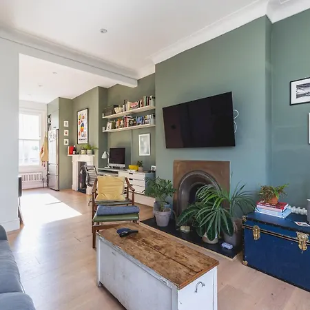 Leafy & Stylish Brixton Retreat