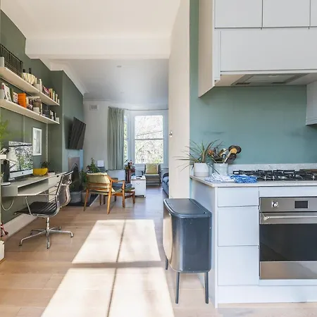 Leafy & Stylish Brixton Retreat London