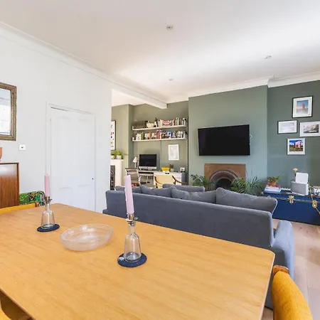 Leafy & Stylish Brixton Retreat *