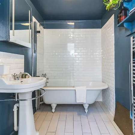 Leafy & Stylish Brixton Retreat