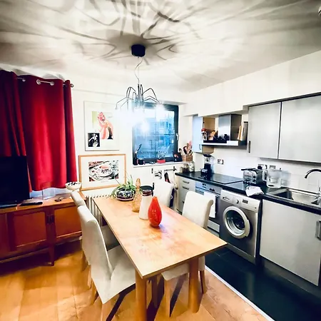 Lovely Loft Style Flat In N16 London