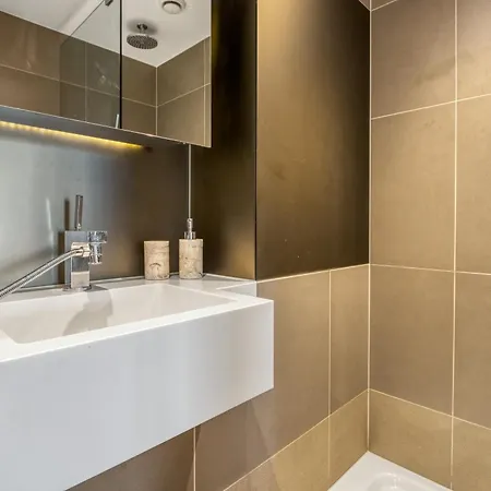 Battersea Power Station 2br 2ba River View